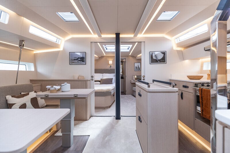 Jeanneau Yachts 55:n täysin varusteltu keittiö, jossa on laadukas liesi, tyylikkäät kaapit ja modernit kodinkoneet.