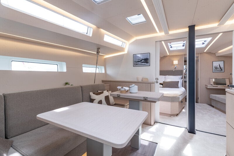 Jeanneau Yachts 55:n salongissa on viihtyisä ruokailuryhmä, tyylikäs valaistus ja suuret ikkunat, jotka tuovat tilaan luonnonvaloa.