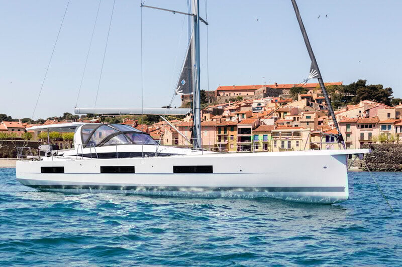Jeanneau Yachts 60 purjehtimassa avoimella merellä