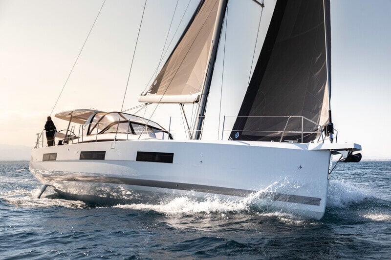 Jeanneau Yachts 60 tasapainoinen ja moderni rungon muotoilu
