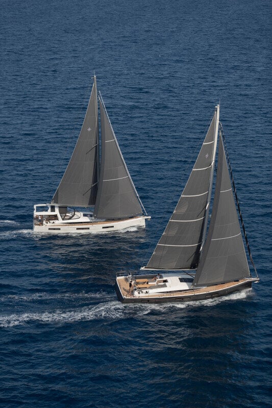 Jeanneau Yachts 60 purjehtimassa muiden purjeveneiden rinnalla