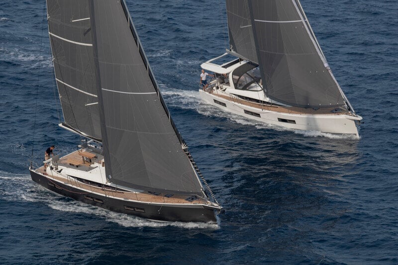 Jeanneau Yachts 60 purjehtimassa täysin nostetuilla purjeilla kirkkaassa vedessä