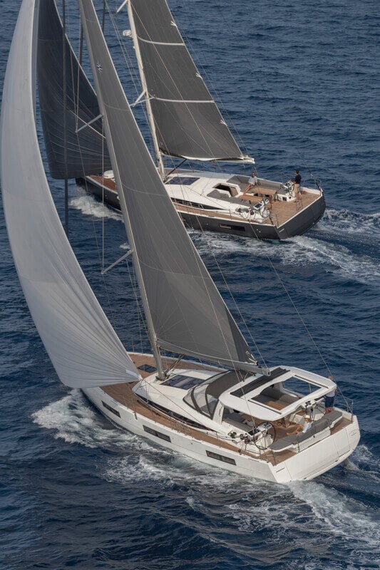 Jeanneau Yachts 60 purjehtimassa avoimilla vesillä