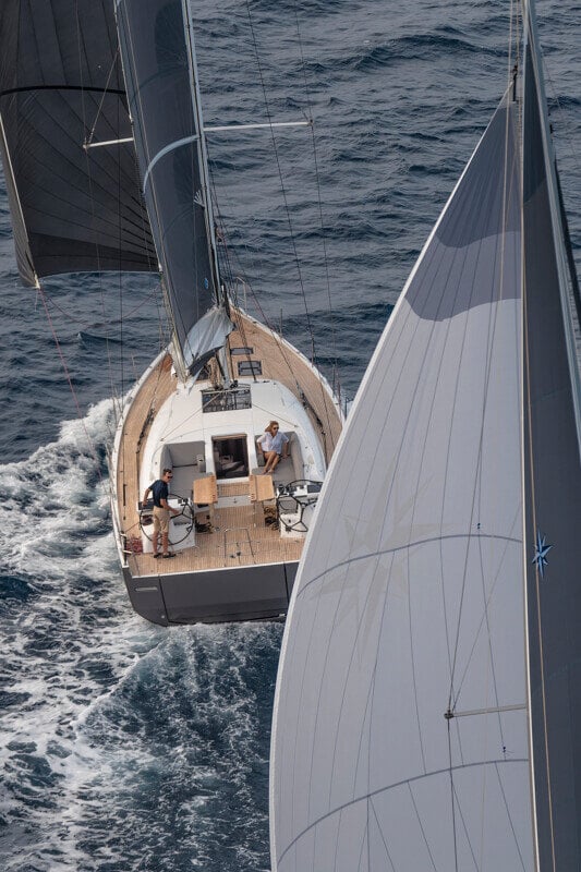 Ylhäältä kuvattu Jeanneau Yachts 60, joka näyttää sen laajan kannen