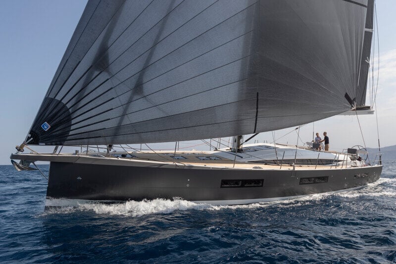 Jeanneau Yachts 60 veneilemässä saariston tuntumassa