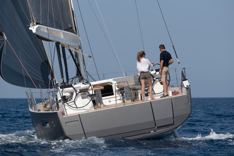Jeanneau Yachts 60 purjehtimassa kevyessä tuulessa