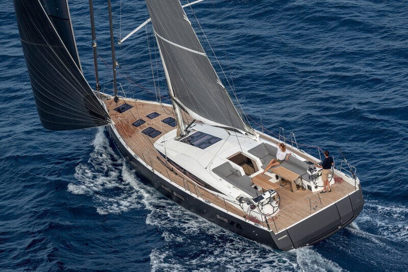 Jeanneau Yachts 60 yläilmakuvassa kirkkaalla vedellä