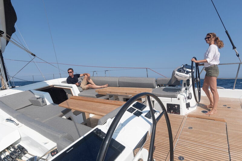 Jeanneau Yachts 60 purjehtimassa lumoavassa merimaisemassa