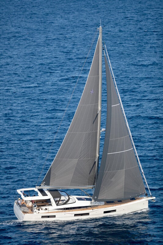 Jeanneau Yachts 60 etuviistosta auringonlaskussa