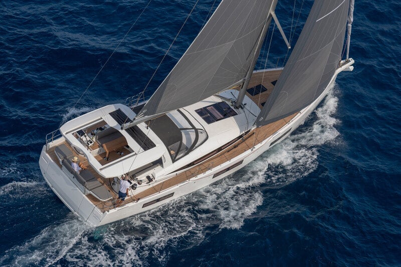 Jeanneau Yachts 60:n sivuprofiili korostaa sen sulavia linjoja