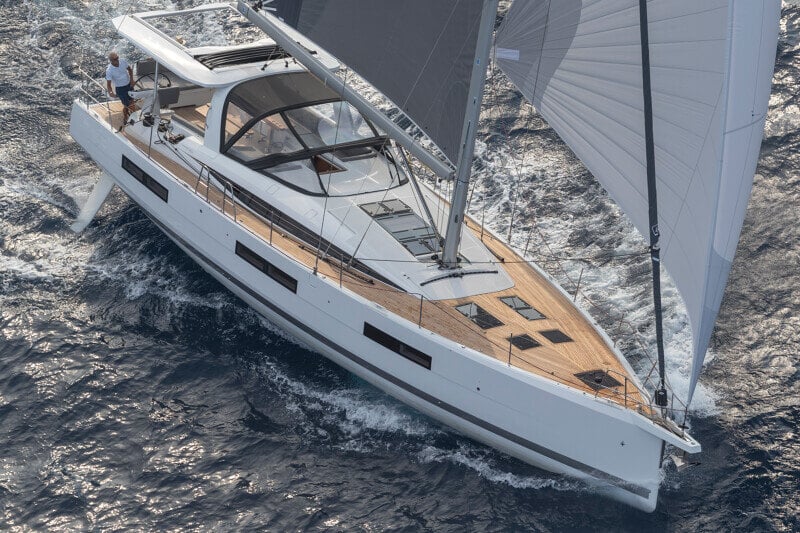 Jeanneau Yachts 60 sivuprofiili purjeiden alla