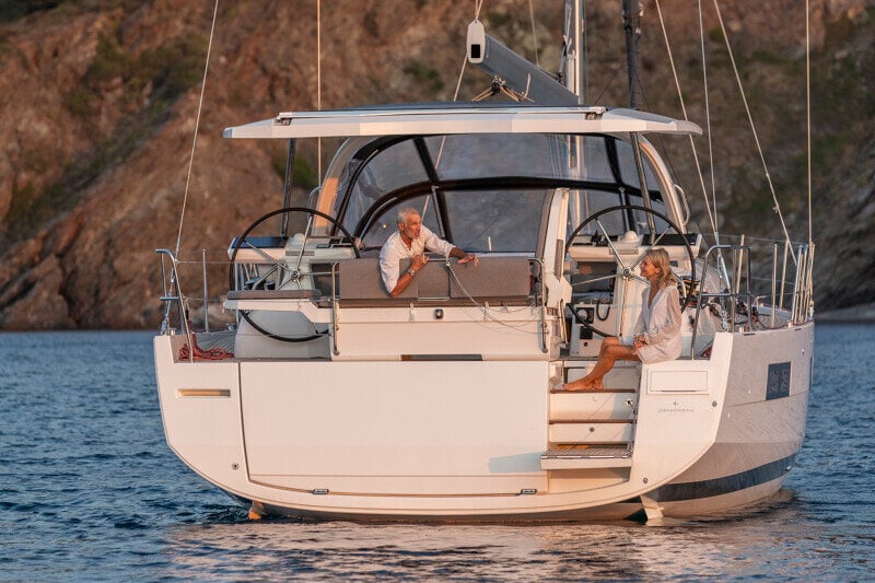 Jeanneau Yachts 60:n perä, jossa avoin uimataso