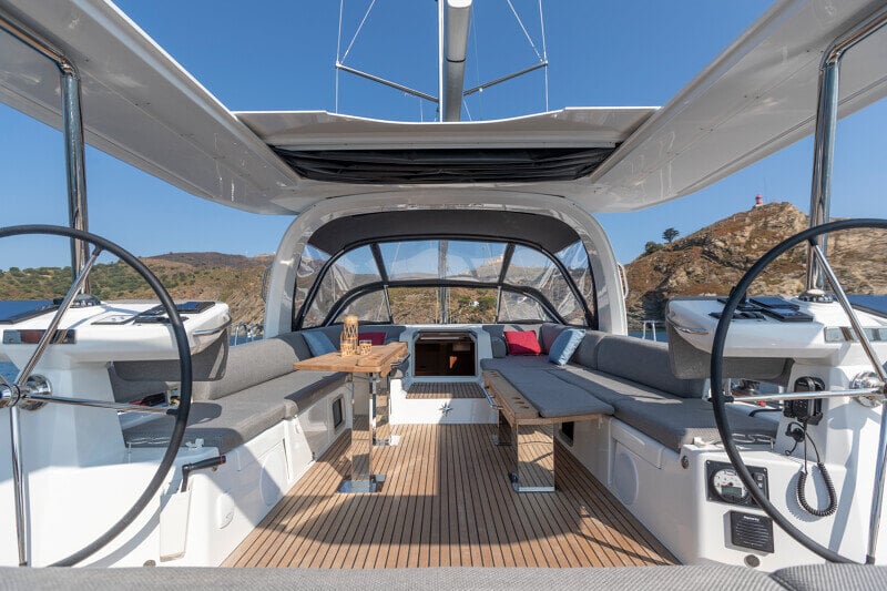 Jeanneau Yachts 60 ankkuroituna turkoosilla merellä