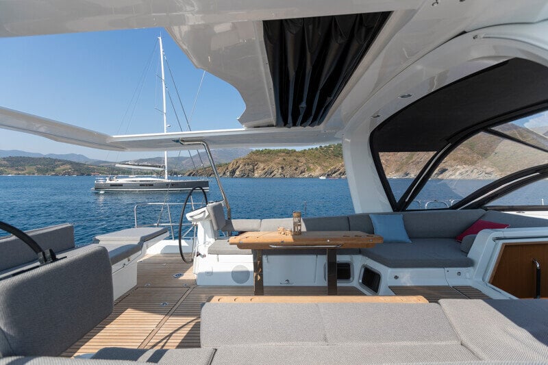 Jeanneau Yachts 60 kannella auringosta nauttien