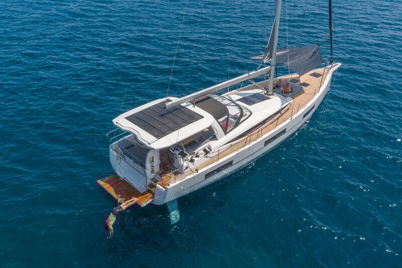 Jeanneau Yachts 60 ankkuroituna kirkkaiden vesien yllä