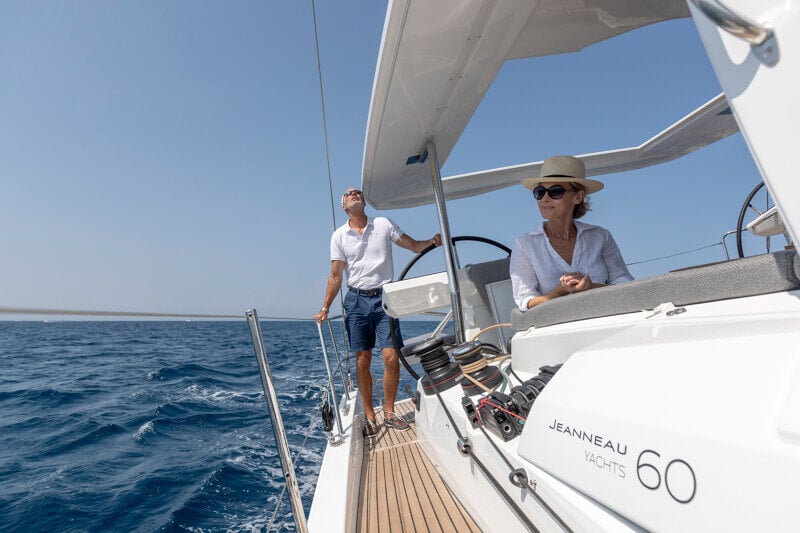 Jeanneau Yachts 60 ankkuroituna luksusveneiden joukossa