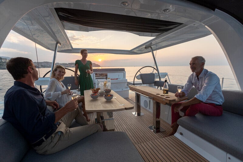 Jeanneau Yachts 60 ranta-alueen läheisyydessä