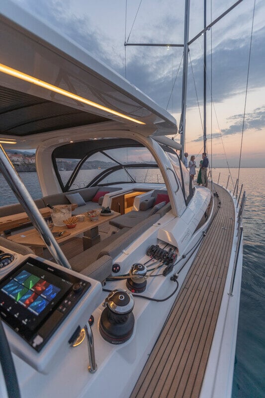 Jeanneau Yachts 60:n navigointipaneeli lähikuvassa