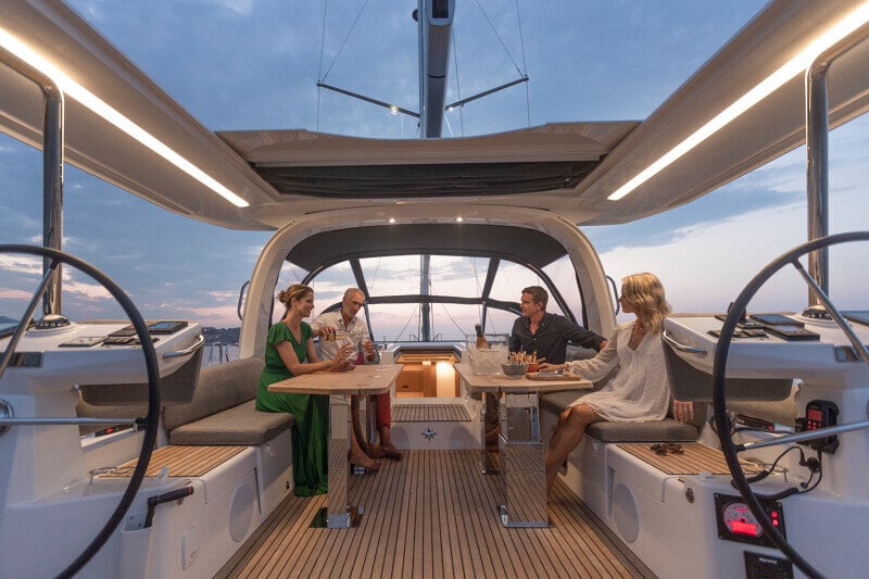 Jeanneau Yachts 60 auringonlaskun hehkussa