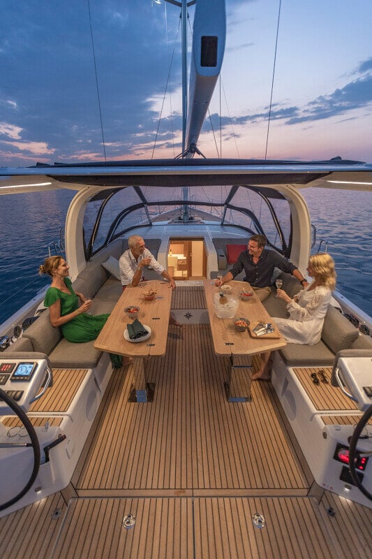 Jeanneau Yachts 60:n tilava kansi aurinkotuoleilla varustettuna
