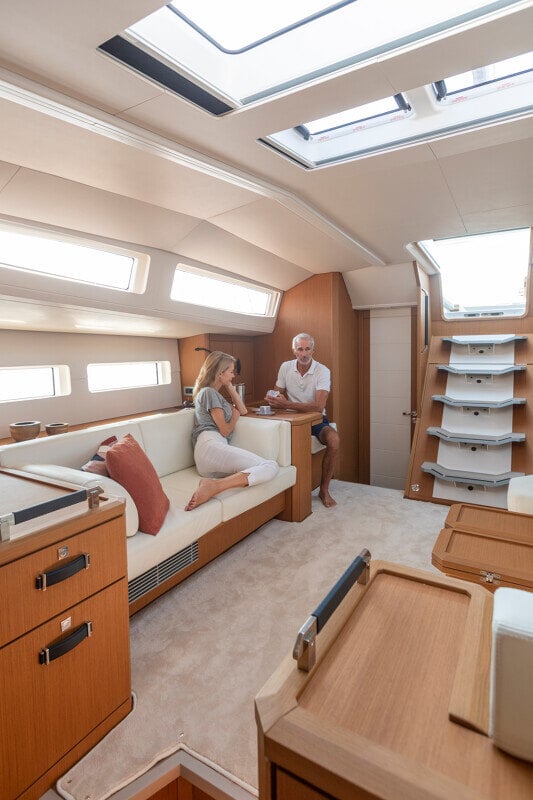 Jeanneau Yachts 60:n tilava salonki, jossa on moderni sisustus