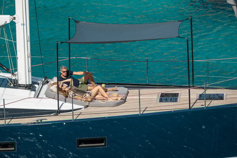 Jeanneau Yachts 65 keulakannella, aurinkopedit ja tilavat oleskelualueet.