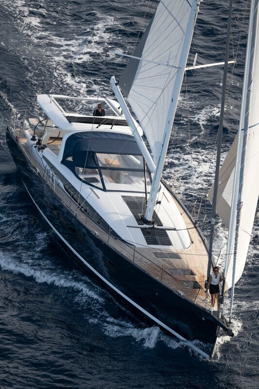 Jeanneau Yachts 65 purjehtimassa avomerellä kirkkaassa auringonpaisteessa
