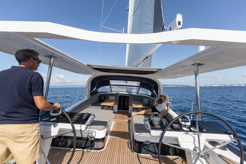 Jeanneau Yachts 65 täydellä nopeudella purjeiden vedossa, miehistö ohjaamassa.