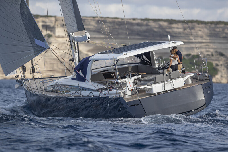 Jeanneau Yachts 65 sivuprofiili, jossa näkyy sen sulava ja moderni muotoilu.