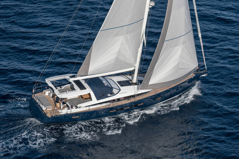 Jeanneau Yachts 65 purjehduksessa auringonlaskun aikaan, lämmin oranssi hehku.