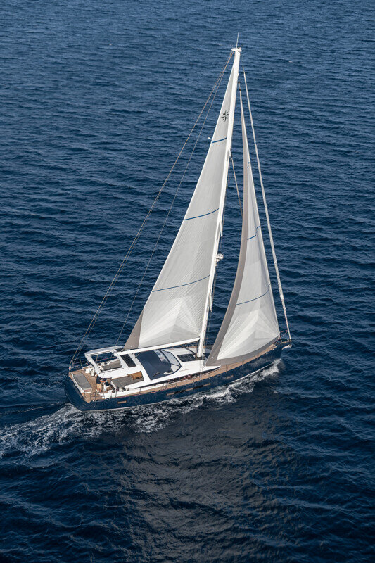 Jeanneau Yachts 65 ilmakuvassa avomerellä, tyylikäs valkoinen runko ja avara kansi.