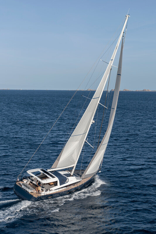 Jeanneau Yachts 65 purjehtimassa yksin avomerellä, elegantti profiili.