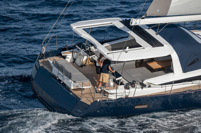 Jeanneau Yachts 65 kannen näkymä, tilava oleskelualue ja kaksoisohjaus.