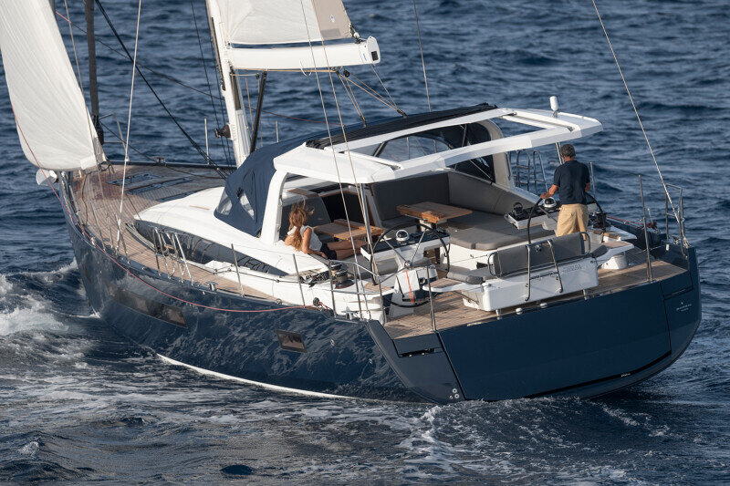 Jeanneau Yachts 65 sivuprofiili, purjeet täysin nostettuna ja vauhdissa merellä.