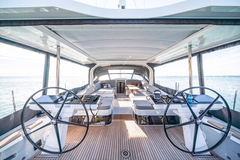 Jeanneau Yachts 65 purjehtimassa yksin avomerellä, elegantti profiili.