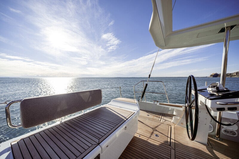 Jeanneau Yachts 65 kilpailemassa purjeregatan aikana, täydet purjeet ja vauhti päällä.