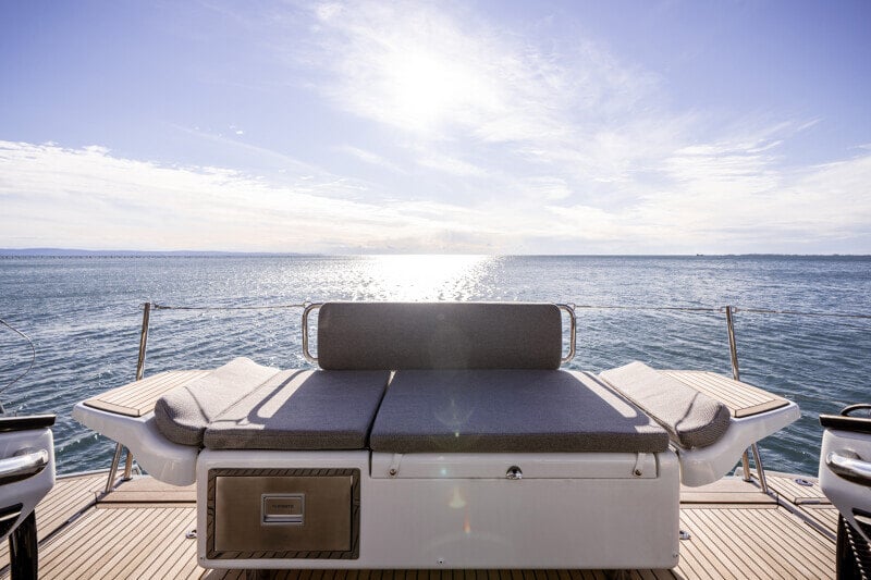 Jeanneau Yachts 65 satamassa muiden luksusjahdin vieressä, moderni design erottuu.