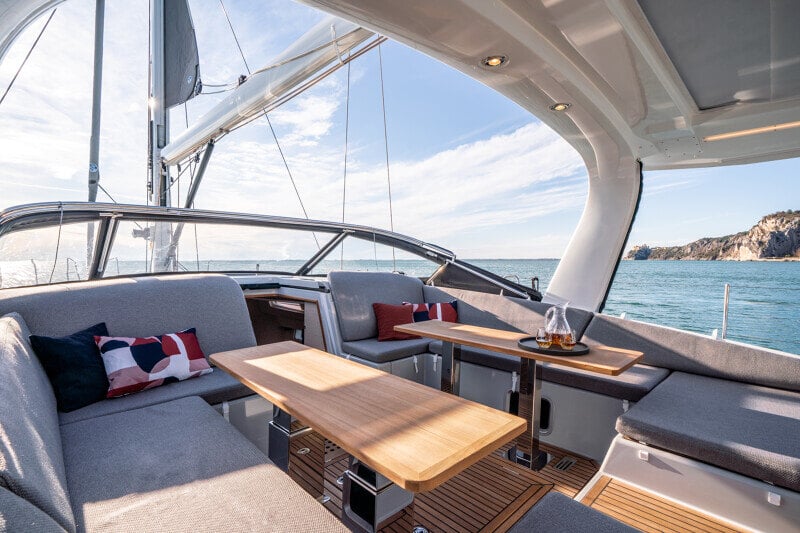 Jeanneau Yachts 65 peräkannella, ruokailutila ja mukavat istuinjärjestelyt näkyvissä.