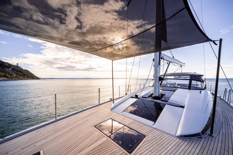 Jeanneau Yachts 65 kansikuva ylhäältä päin, avoin ja esteetön kannen muotoilu.