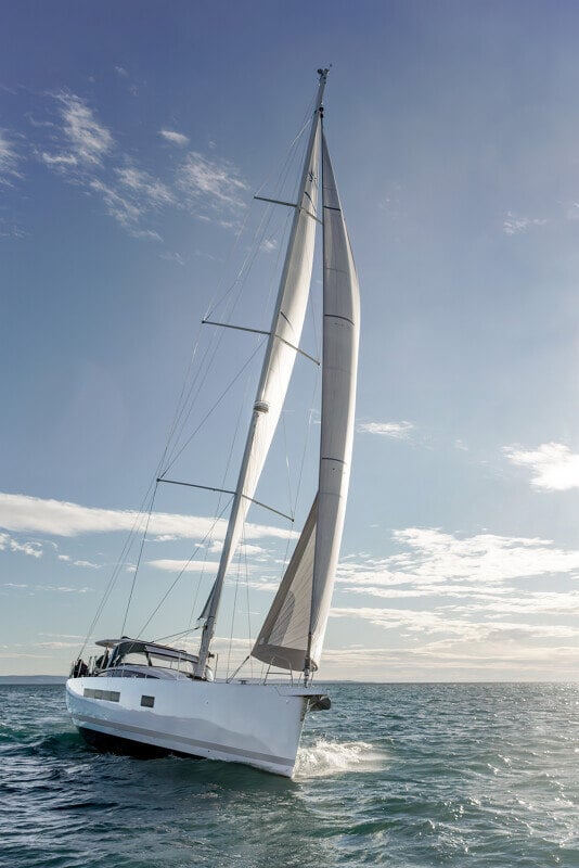 Jeanneau Yachts 65 kallistuneena tiukassa kryssissä, vesi roiskuu laidalta.