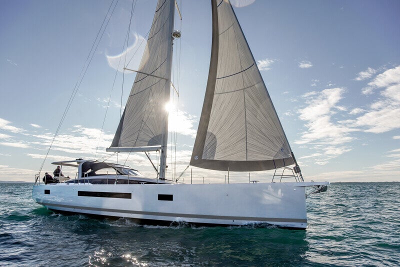 Jeanneau Yachts 65 auringonlaskun valossa, lämmin sävy veneen rungolla.