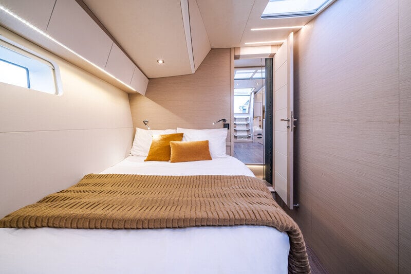 Mukava makuuhuone Jeanneau Yachts 65 -veneessä, laadukkaat viimeistelyt.