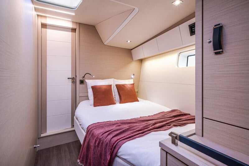 Vierashytti Jeanneau Yachts 65 -veneessä, mukava sänky ja moderni sisustus.