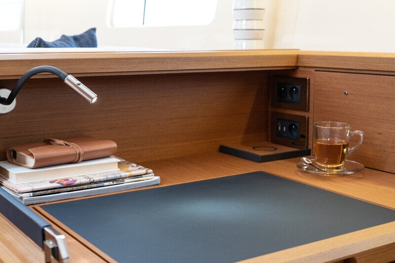 Jeanneau Yachts 65 -navigointipiste, moderni elektroniikka ja ergonominen suunnittelu.