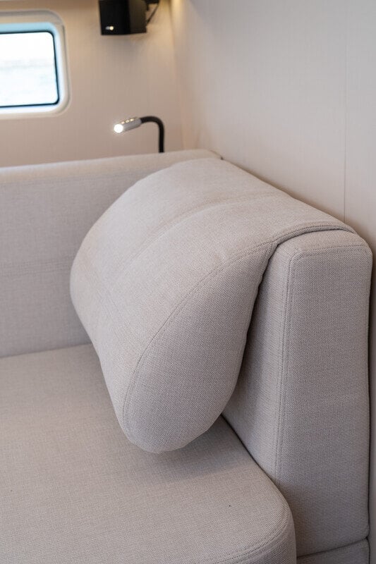 Jeanneau Yachts 65 -veneen salonki, ylelliset verhoilut ja pehmeät istuimet.