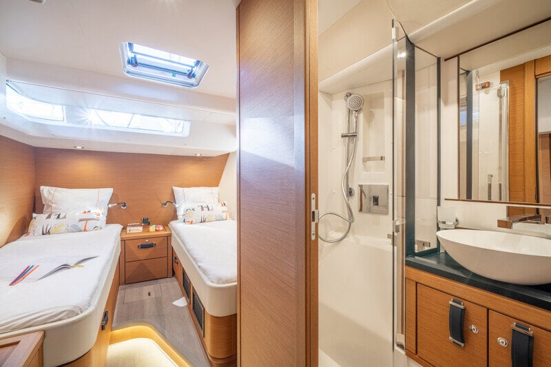 Vierashytti Jeanneau Yachts 65 -veneessä, mukava sänky ja moderni sisustus.