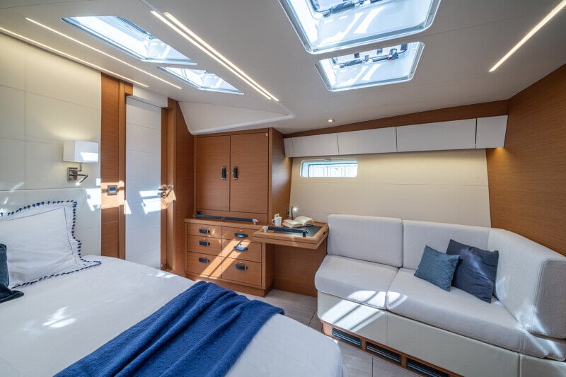Omistajan hytti Jeanneau Yachts 65 -veneessä, iso sänky ja elegantti muotoilu.
