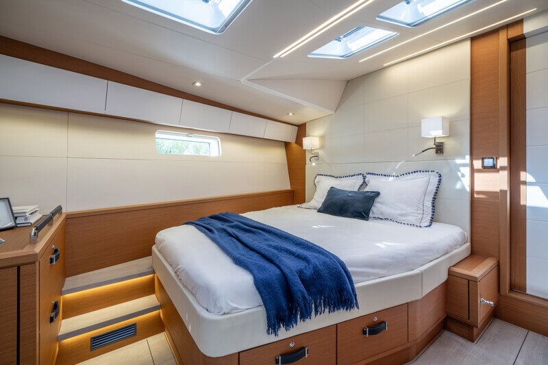 Jeanneau Yachts 65 -hytti, harmoninen väripaletti ja suuret ikkunat.
