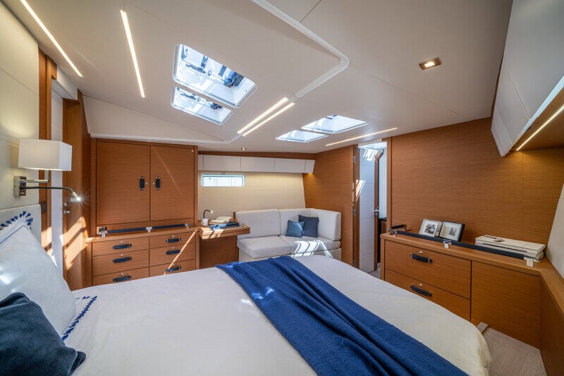 Jeanneau Yachts 65 -omistajan hytti, tilava ja tyylikäs merinäköalalla.