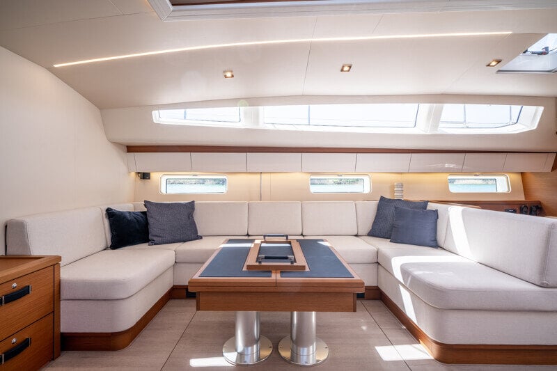 Näkymä Jeanneau Yachts 65 -salongista keittiöön, avara ja yhtenäinen tila.
